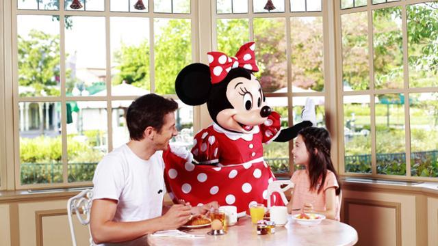 character dining at plaza gardens restaurant disneyland paris