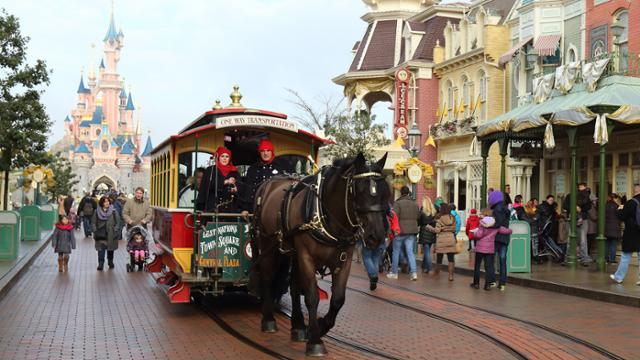 horse drawn streetcars disneyland paris