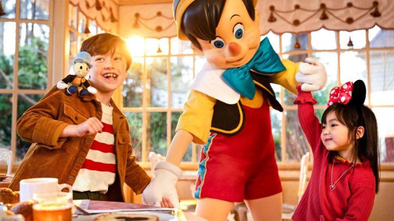 character dining at plaza gardens restaurant disneyland paris