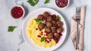 צלחת קציצות בסגנון נורדי עם רוטב שמנת ופטרוזיליה