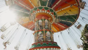 קרוסלת שרשראות בפארק שעשועים ביום קיץ חם ושמשי