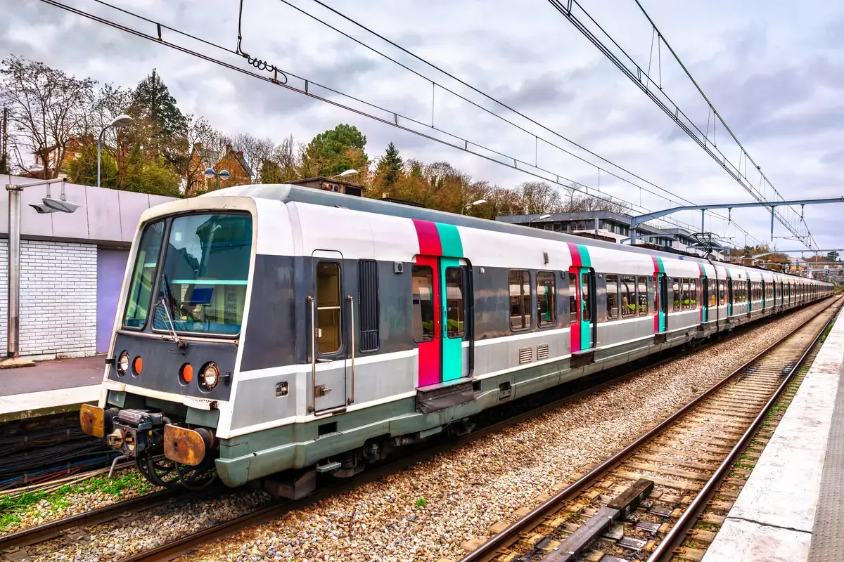 רכבת RER נכנסת לתחנה באזור פריז